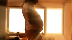 ¿Por qué las mujeres dan a luz acostadas sobre la espalda pese a que no es la posición más adecuada?