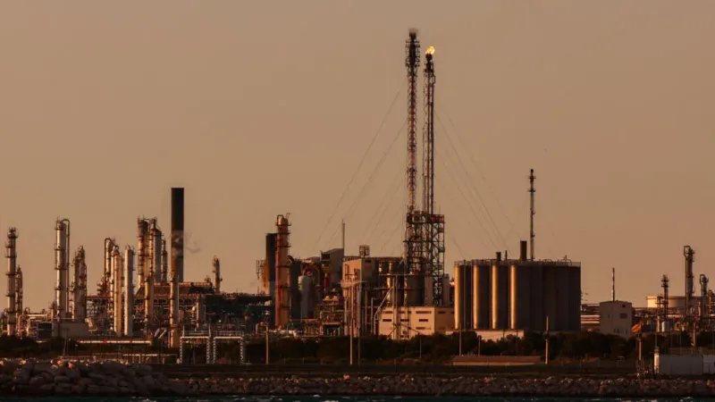 "Vienen tiempos difíciles": la tensión en Medio Oriente pone presión a la economía mundial