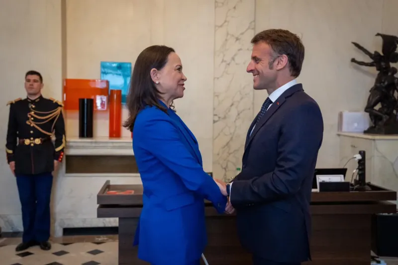 Macron recibe en el Elíseo a María Corina Machado en la antesala de su viaje a España