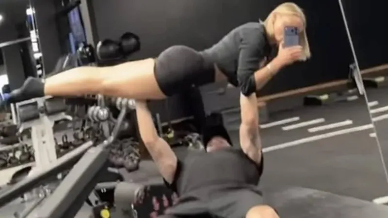 El peor fichaje de la historia del fútbol se mantiene en forma levantando a una famosa cantante