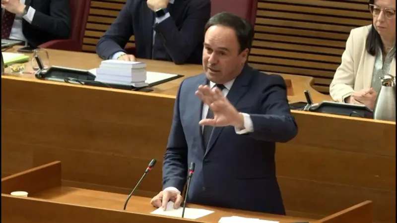 El doble dardo de Pérez Llorca en Les Corts: "Lim y Pedro Sánchez tienen algo en común..."