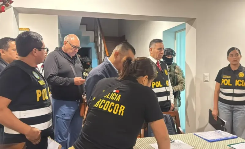 ‪Allanan viviendas de César Pérez y Pedro Spadaro, alcalde y exalcalde del Callao‬