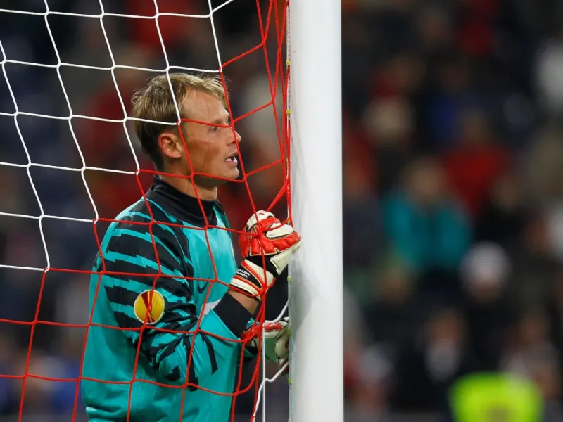 Ex-Arsenal and Liverpool keeper Manninger killed in car crash with train