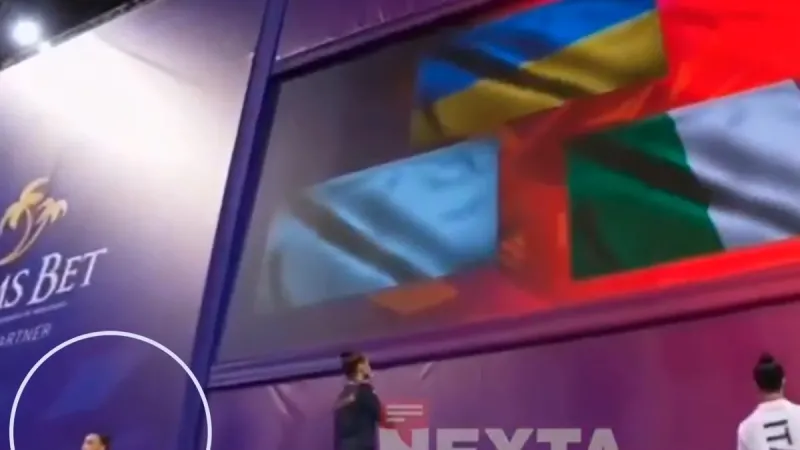 Amonestan a la rusa que dio la espalda a la bandera ucraniana en el podio