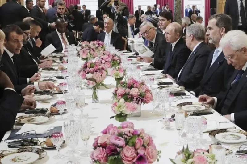 Condenan a un ex empleado del Elíseo por robar vajilla para venderla en Vinted