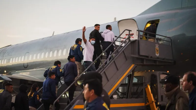 Chile realiza el primer vuelo de expulsión de migrantes en situación irregular bajo el Gobierno Kast