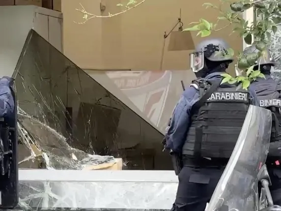 Atraco a un banco en Nápoles, qué ha ocurrido: la alerta de un transeúnte, los asaltantes armados, los 25 rehenes, las cajas de seguridad forzadas y la huida por las alcantarillas