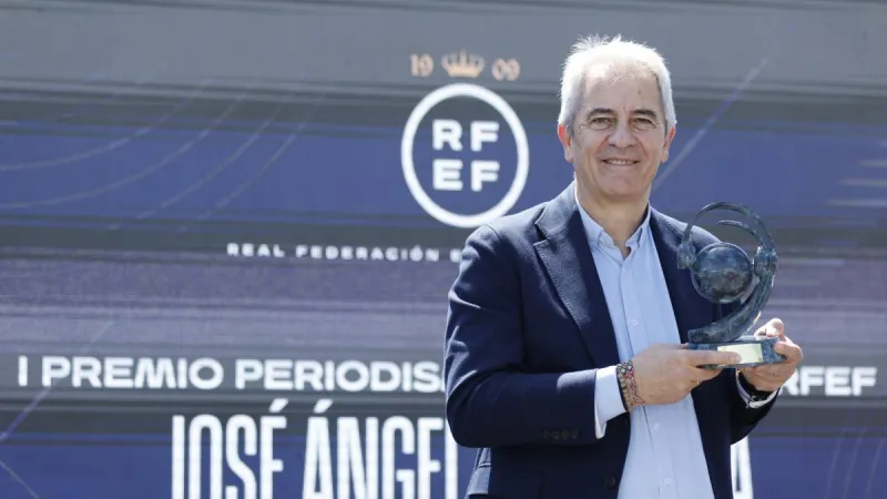Manolo Lama recibe en I Premio de Periodismo Deportivo RFEF José Ángel de la Casa