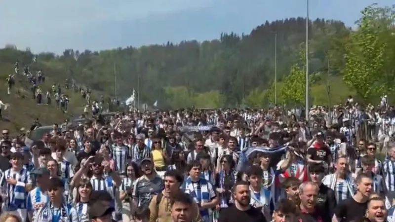Cientos de fans despiden a la Real en el inicio de su viaje a la final de Sevilla