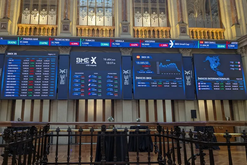 El precio del petróleo se hunde un 10% tras la reapertura de Ormuz mientras las Bolsas se disparan