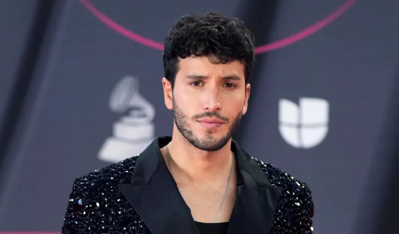 Sebastián Yatra confiesa que todavía duerme junto a sus padres a sus 31 años y explica por qué: “Nos quedamos hablando”