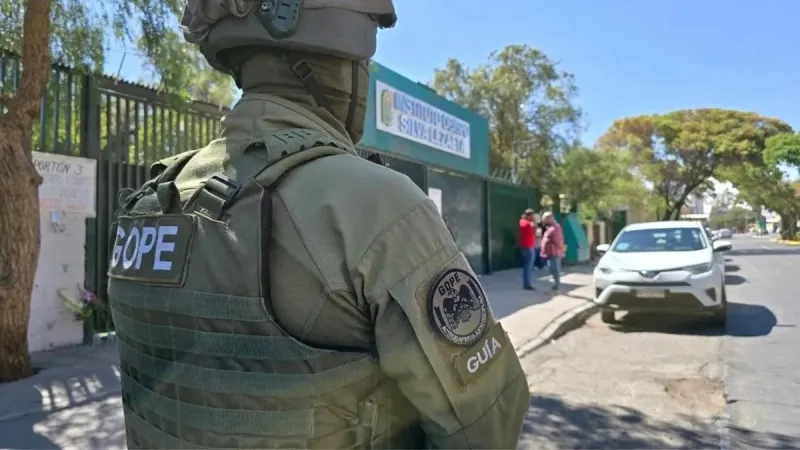 La amenaza viral que interrumpe las clases en colegios de Chile y Argentina: “Mañana tiroteo”