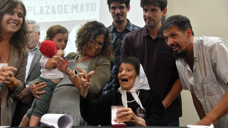 Taty Almeida, madre de Plaza de Mayo: “A pesar de los bastones y las sillas de ruedas, las locas seguimos de pie”
