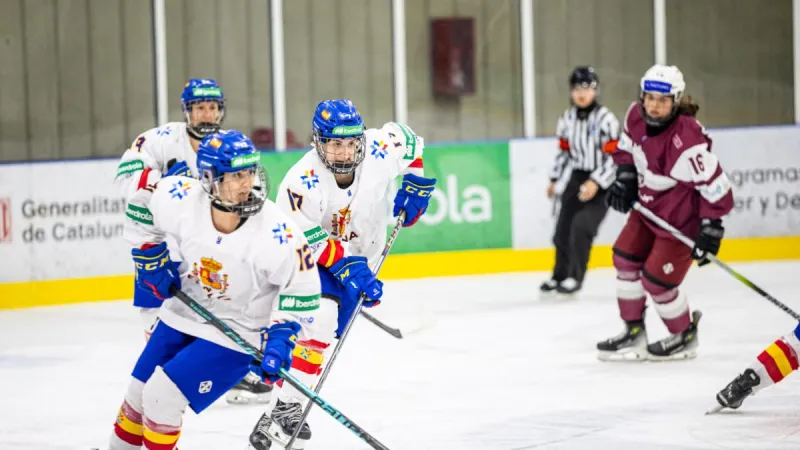 España hace historia con su primera victoria en la División I femenina deI hockey hielo