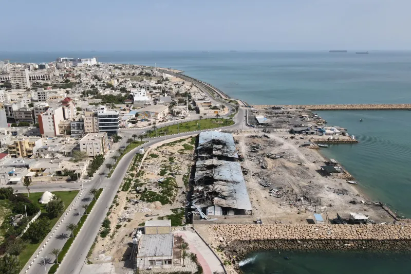 Barcos iraníes abren fuego contra un petrolero en el Estrecho de Ormuz, de nuevo cerrado al tráfico