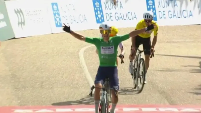 Adam Yates sella O Gran Camiño, Pinarello gana la etapa y Romeo resiste hasta el final