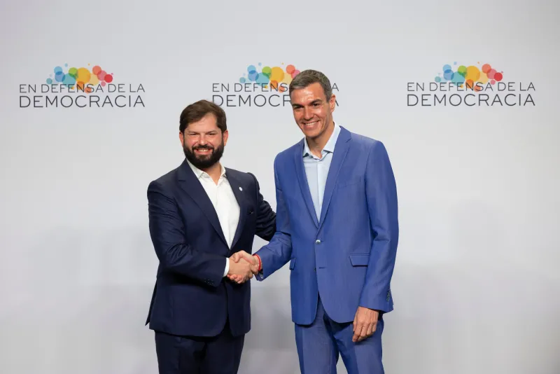Boric advierte en España: “La democracia no es un estado natural de las cosas. Tenemos que cuidarla, es frágil”