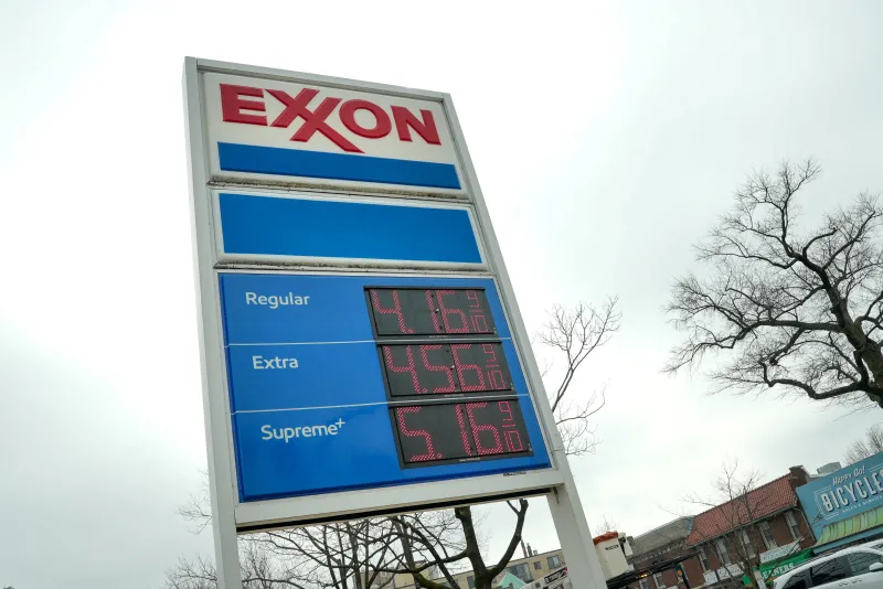 Trump choca con su ‘drill, baby, drill’: la paradoja de EE UU se ahoga por la escasez de petróleo, pese a ser el primer productor mundial