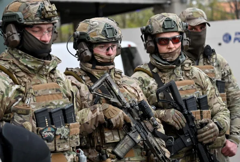 Varios ataques rusos matan al menos a dos personas mientras Ucrania ataca una fábrica rusa de drones