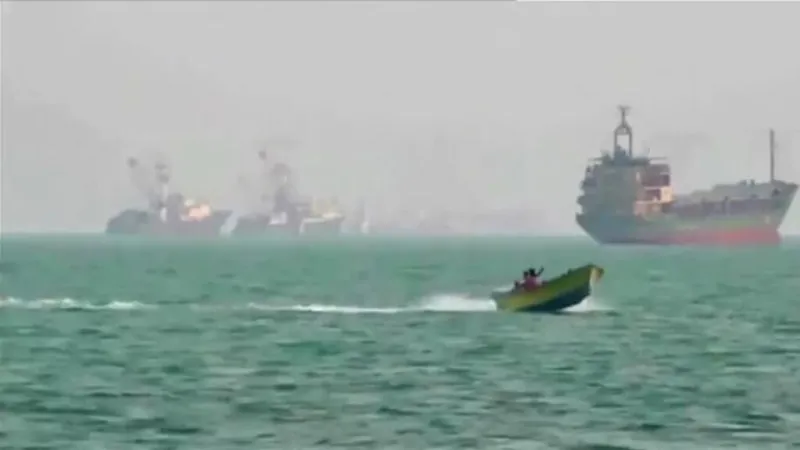 Barcos varados en el estrecho de Ormuz por nuevo bloqueo iraní mientras EE. UU. busca negociar