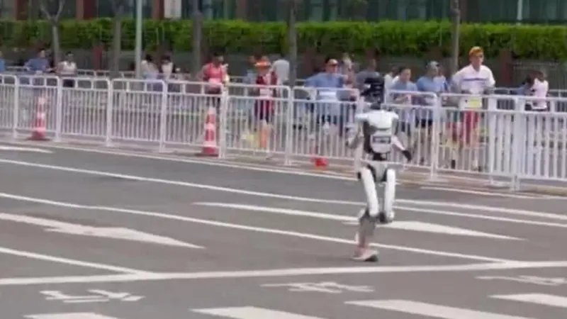 300 robots corren media maratón en Beijing y uno de ellos bate récord mundial humano