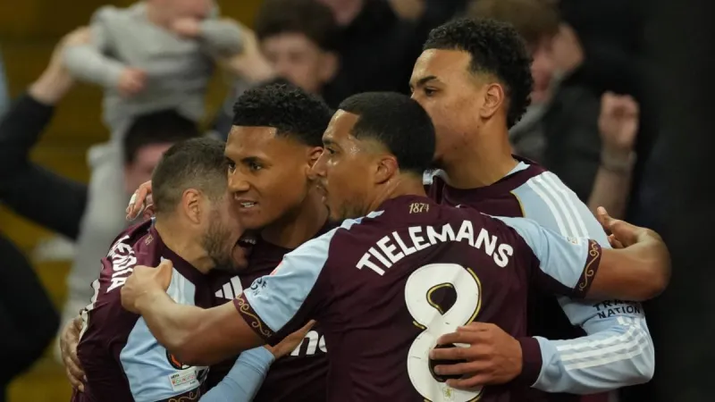 Abraham acerca a la Champions a Emery en un partido de locura