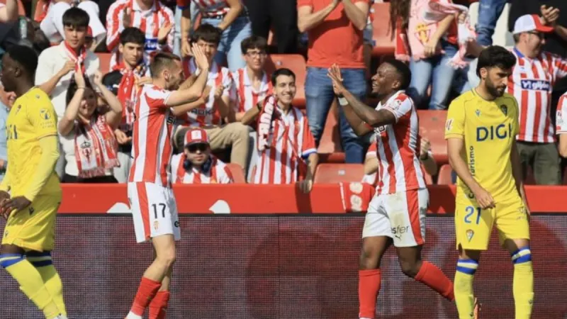 El Cádiz no reacciona y en El Molinón suma su sexta derrota seguida