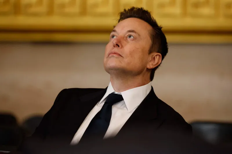 Elon Musk carga de nuevo contra  Pedro Sánchez y le acusa "de alta traición" por la regularización de inmigrantes