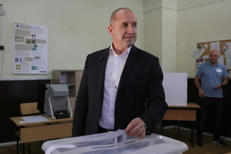 Radev gana en Bulgaria, según los primeros sondeos a pie de urna
