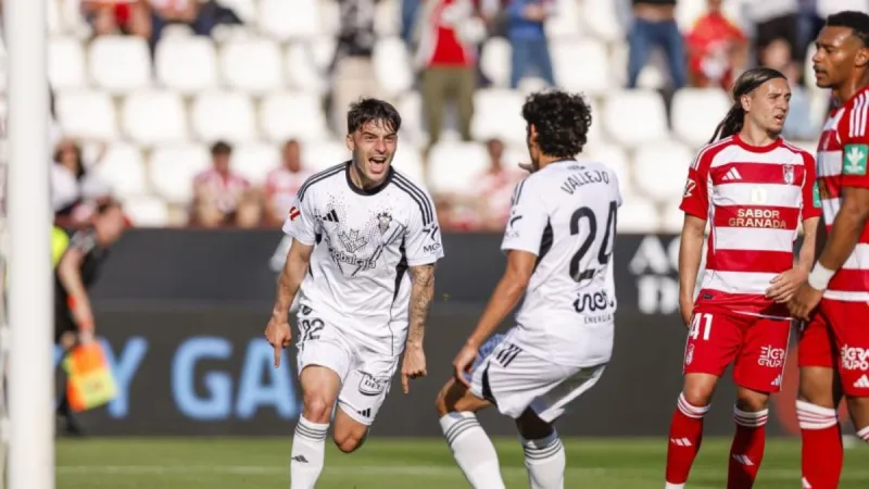 El Albacete adelanta al Granada por la derecha