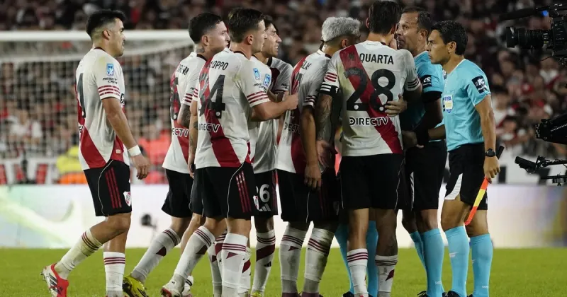 La jugada final de la polémica en el Superclásico: el reclamo de penal de River y los insultos de los hinchas a Chiqui Tapia en el Monumental