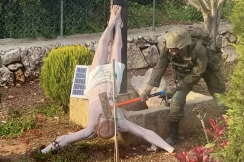 Polémica en Israel tras ser fotografiado un soldado golpeando con un mazo una estatua de Jesús en Líbano