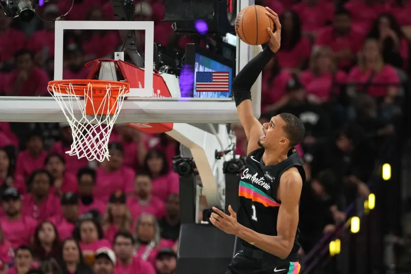 Nada es demasiado grande para Victor Wembanyama, deslumbrante y de récord en su estreno en los ‘playoffs’ de la NBA