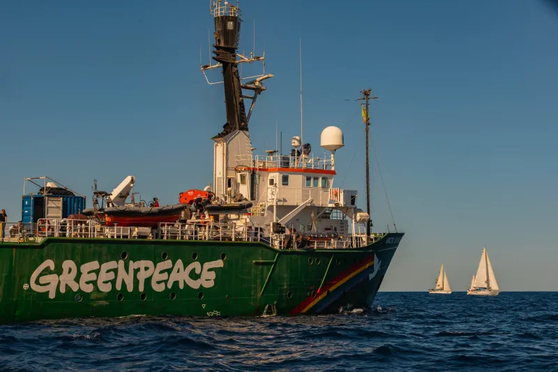 La nueva flotilla para Gaza intenta bloquear un buque con supuestos suministros militares para Israel