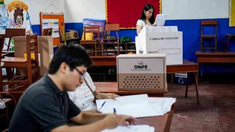 Perú inicia un inédito recuento público de actas observadas, con la carrera al balotaje en vilo