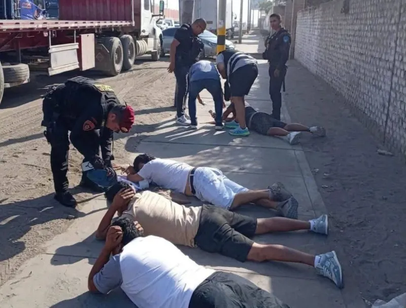 Trujillo: detienen a cuatro sujetos con chalecos de policías, granada y municiones