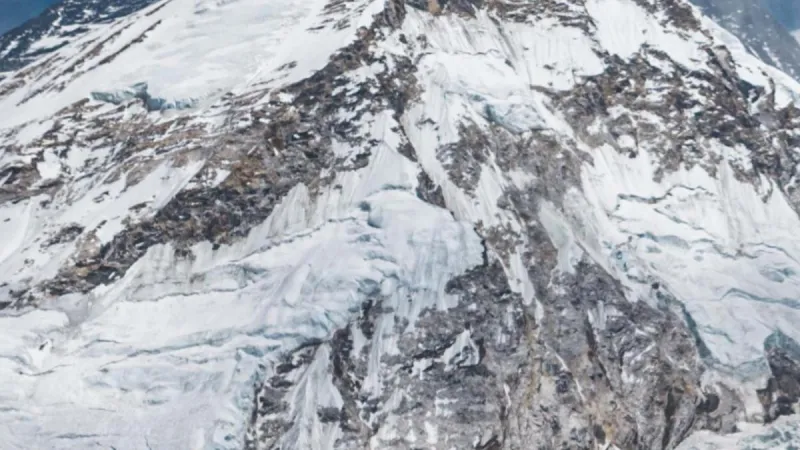 Tres alpinistas mueren de hipotermia en la montaña más alta de Buriatia