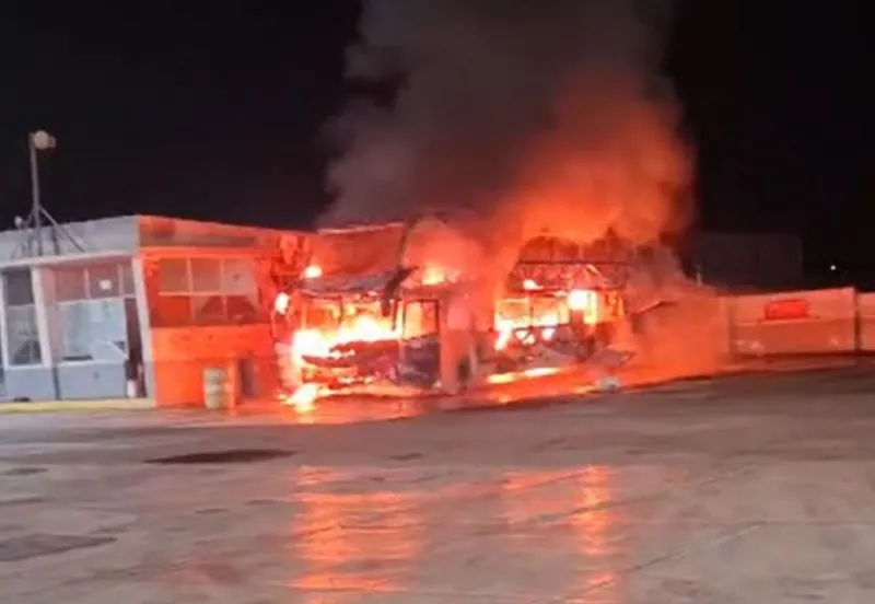 Supe: alerta por incendio de bus interprovincial sin pasajeros en un grifo esta madrugada