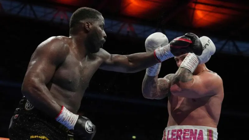 El púgil británico Okolie da positivo en el control antidopaje antes del combate contra Yoka