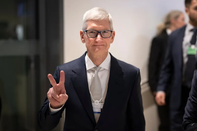 Adiós a Tim Cook, el hombre que dio más de cuatro billones de dólares a los accionistas de Apple