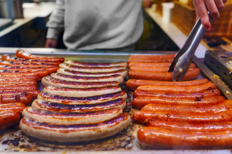 ¿Comer salchichas es tan cancerígeno como fumar? Mitos y verdades de embutidos y fiambres