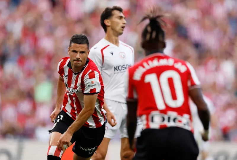 El gol de Guruzeta y las manos de Unai Simón devuelven el aire al Athletic