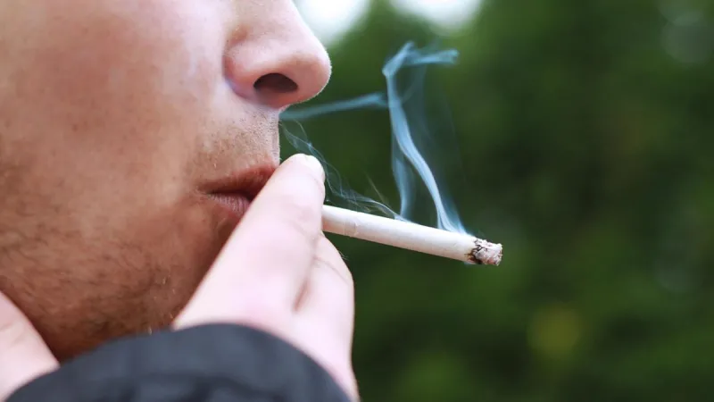 Reino Unido declara la guerra al tabaco: a partir de qué edad tendrán prohibido fumar