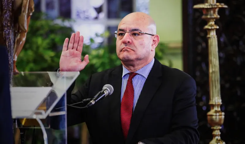 Ministro de Defensa presenta su renuncia en medio de controversial compra de aviones estadounidenses