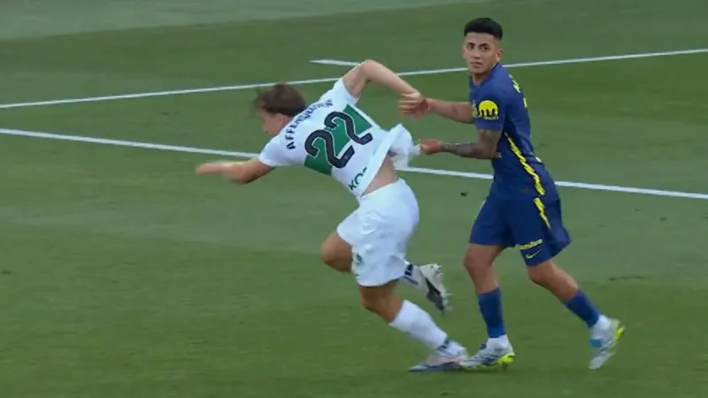 La roja y el penalti más infantil de la temporada: ¿en qué pensaba Almada?