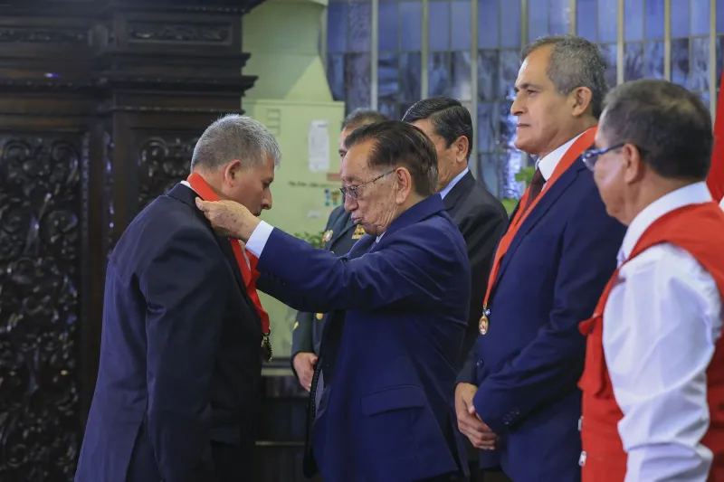 Presidente Balcázar condecoró a héroes PNP por defender Estado de derecho y la seguridad