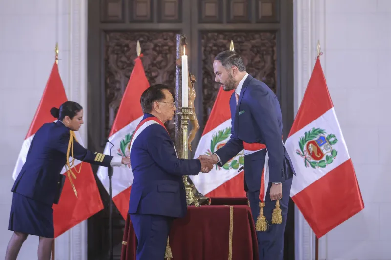 Presidente José María Balcázar tomó juramento a nuevo titular de Defensa