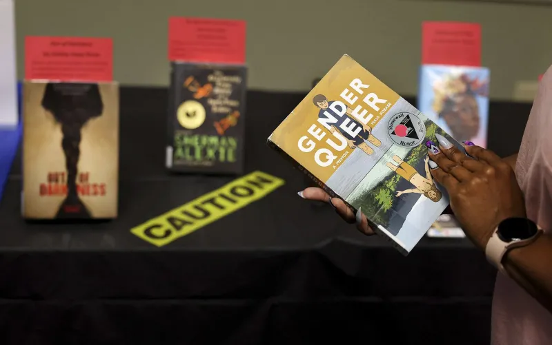 Los libros sobre historias LGTBIQ+ y minorías raciales, en la mira de los intentos de censura en Estados Unidos
