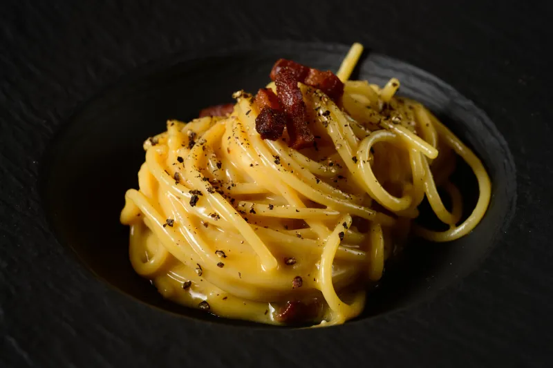 Así se hace la receta más amada y maltratada de la cocina italiana: errores e ingredientes prohibidos de la pasta carbonara