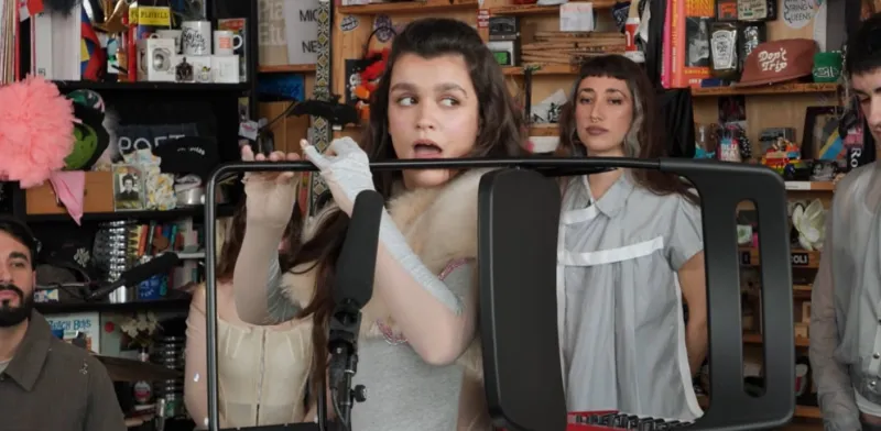 Amaia sorprende en su Tiny Desk usando una silla como flauta